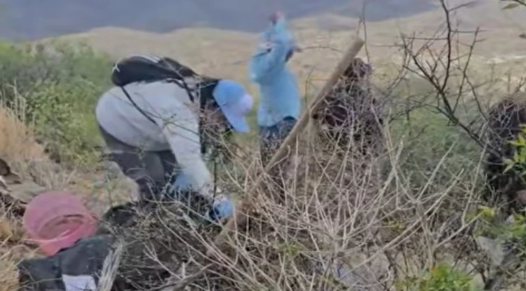 Hallan restos óseos de al menos seis personas en zona rural de Pitiquito, Sonora; FGE investiga. En la imagen se observa al colectivo Buscadoras Por La Paz Sonora realizado una búsqueda activa por víctimas desaparecidas.