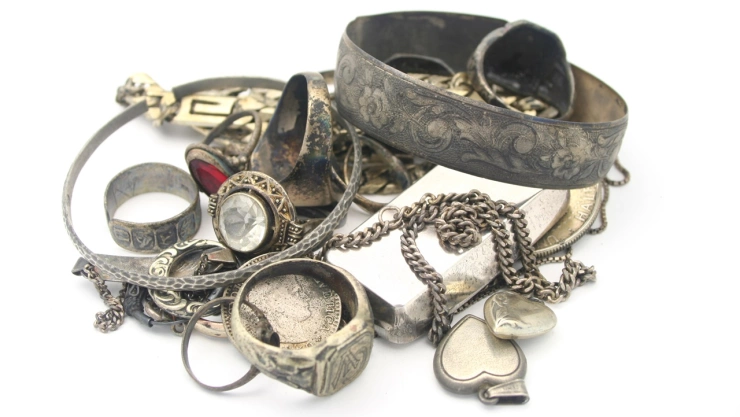 El poderoso truco con sal para limpiar la plata que acaba las manchas negras