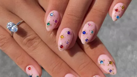 uñas con piedras de colores Semana Santa 2026