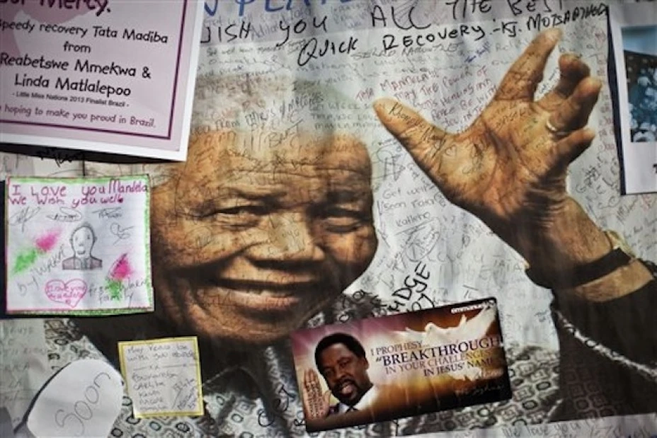 Nelson Mandela ‘está más vivo que nunca’, aseguró un nieto del ex presidente de Sudáfrica mientras el gobierno sudafricano anunciaba que el líder se encuentra en condición crítica