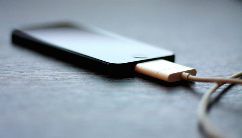 Joven yucateca se electrocuta por utilizar el celular mientras se cargaba