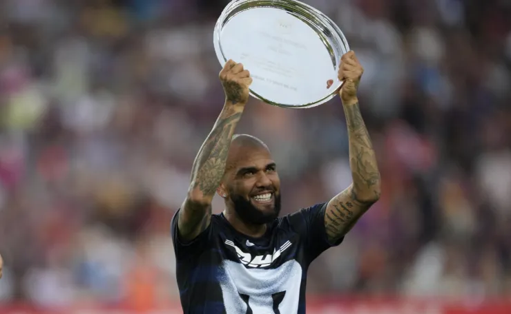 Dani Alves en su homenaje en el Camp Nou