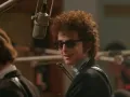 ‘Un Completo Desconocido’ fue dirigida por James Mangold, reconocido cineasta por su trabajo en películas como Logan y Le Mans ’66. Mangold, aunque no se considera un fanático acérrimo de Bob Dylan, siempre ha admirado su música y su impacto cultural.
Crédito: Searchlight Pictures