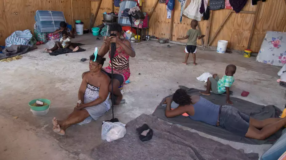 Personas desplazadas por la violencia de pandillas en Haití.