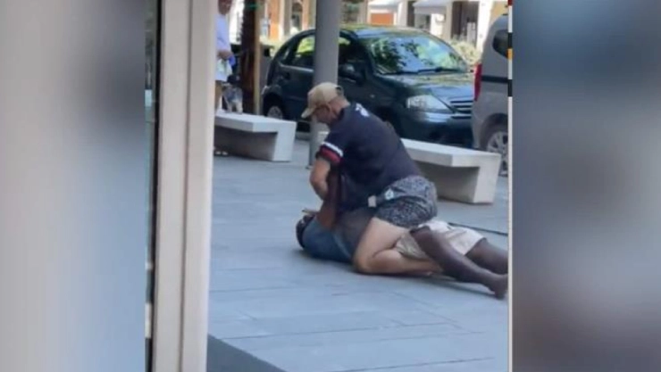 Muere nigeriano a manos de un italiano