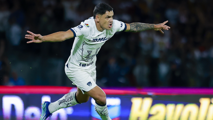 Gabriel Fernández celebra un gol con Pumas