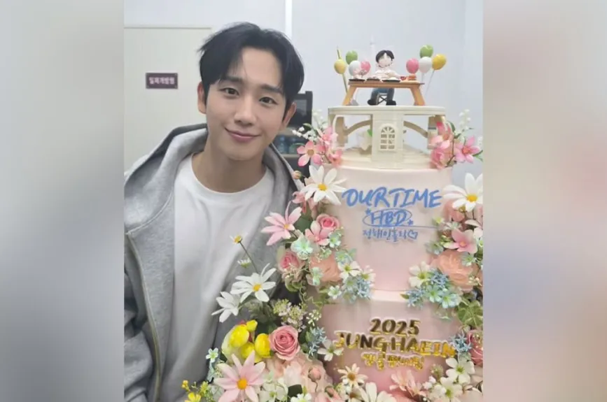 Más recientemente, Jung Hae In participó en “Snowdrop” (2021), donde interpretó a Im Soo-ho, un estudiante de medicina envuelto en una trama política y romántica junto a Jisoo de BLACKPINK.
Crédito: @holyhaein