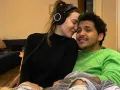 Nodal y Beli audifonos.jpg