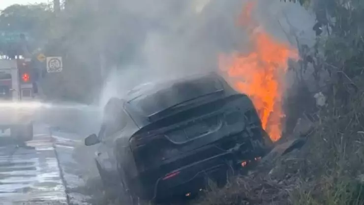 ¡Vaya accidente! Tesla se cae de puente en Puerto Aventuras y se incendia en la vía.jpg