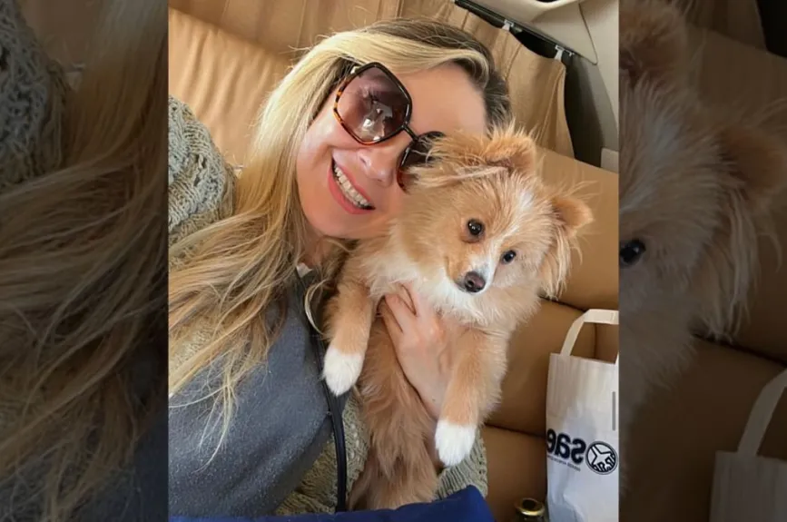 Aracely feliz con su mascota.jpg