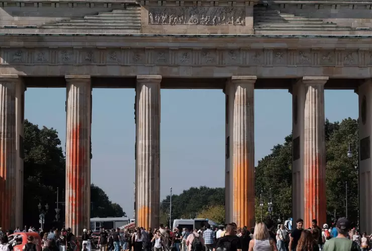 Por lo menos 12 activistas rociaron pintura a la Puerta de Brandeburgo, Berlín, Alemania.