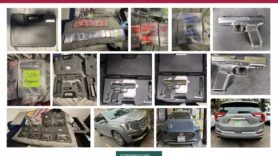 La policía aseguró armas, cartuchos y aparente droga.