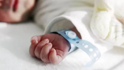 Bebé recibe oxigeno mediante garrafón de agua en hospital de Macuspana