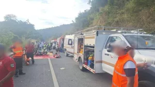 FOTOS: Autobús cayó al fondo de barranca tras accidente en la carretera Puerto Escondido-Oaxaca hoy; saldo trágico