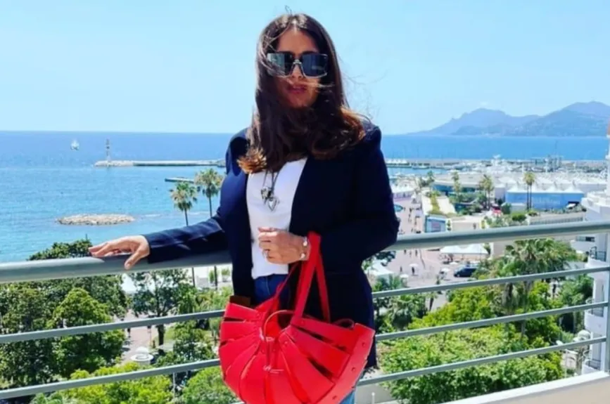 Salma con vista al mar.jpg