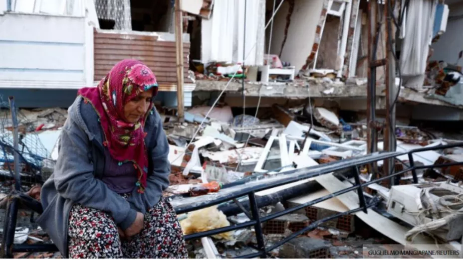 Mujer entre escombros en Turquía