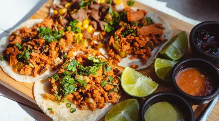 Tacos y garncahas, ¿qué dice la UNAM sobre cenar alimentos ricos en grasas?