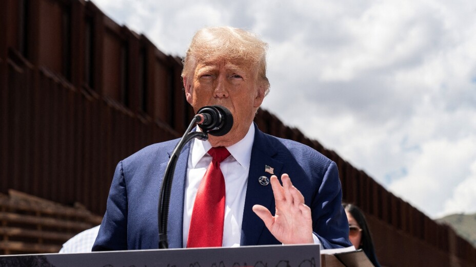 Donald Trump durante su visita a la frontera con México en Hereford, condado de Cochise, Arizona.