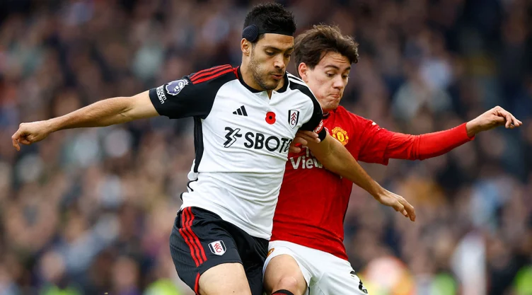 Raúl Jiménez ante el Manchester United