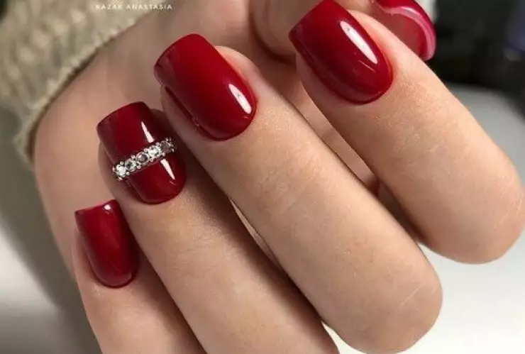 Uñas rojas sencillas