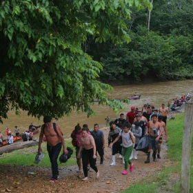los-sueños-que-cruzan-el-darién-documental-sobre-migración-a-través-selva-del-darién-voa