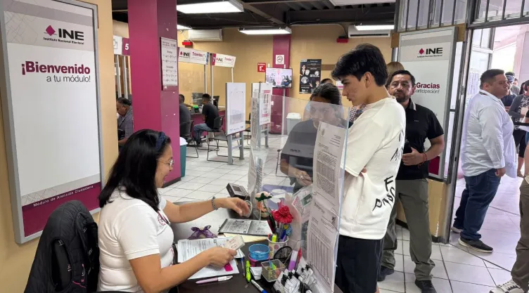 ¡Morita ya puede votar! Gil Mora visita el INE y tramita su credencial para votar