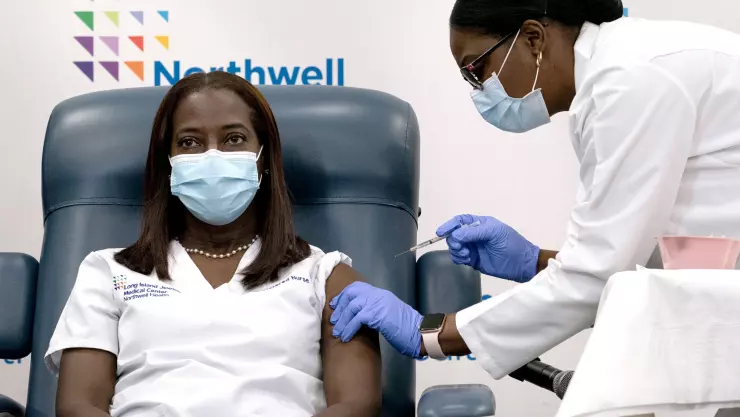 Una enfermera de Nueva York es la primera persona en recibir la vacuna de Pfizer en EUA