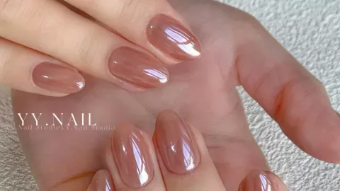 Uñas Skin Tone glaseado en manos de piel clara