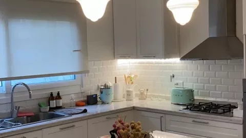 4 diseños de una cocina con lámparas colgantes que se ven modernas y hermosas