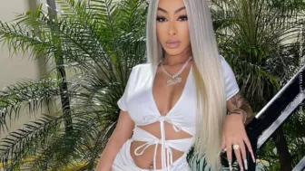 Yailin con vestido de satín..jpg