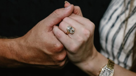 anillo de Taylor Swift.png