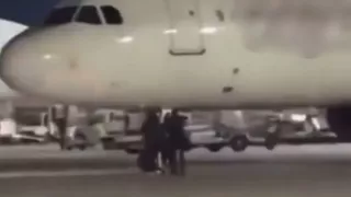 Pasajeros corren por la pista para alcanzar avión y son detenidos en Alemania