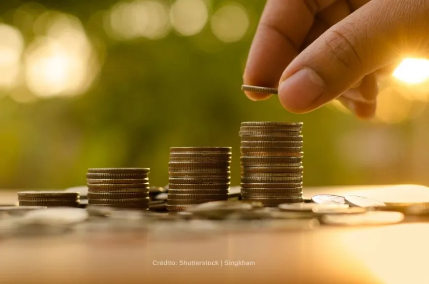 Dinero monedas manos.jpg