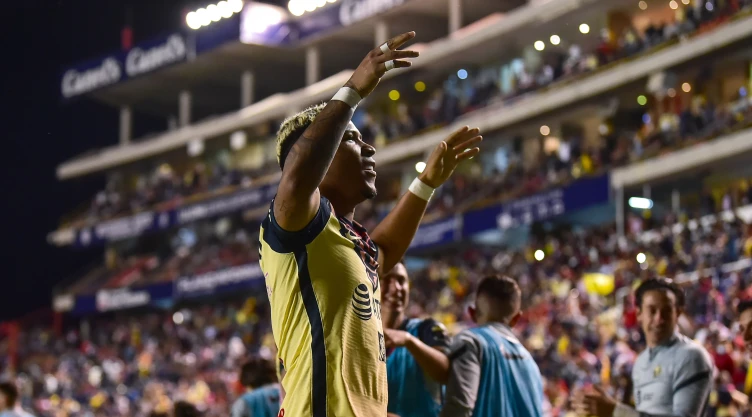 Roger Martínez festeja un gol con el América