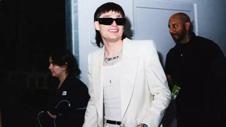 “Ella baila sola” canción del año