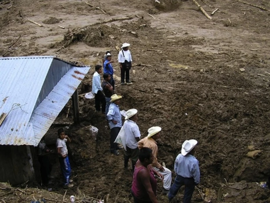 Lluvias y granizo provocaron el deslave de un cerro en la carretera México-Querétaro dejando 5 autos sepultados