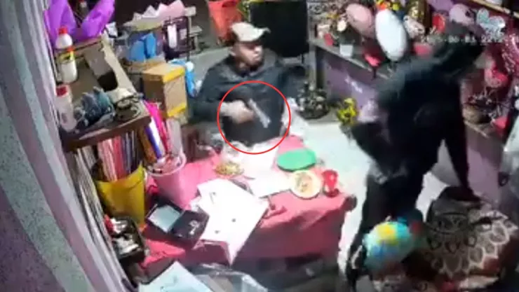 VIDEO: Captan asalto a tienda de regalos de Neza; rateros se llevan dos Stitch a mano armada