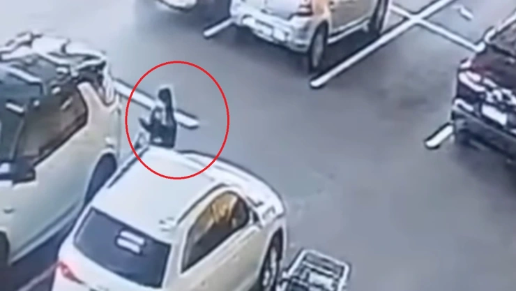 Captan momento exacto del secuestro de una mujer en un estacionamiento