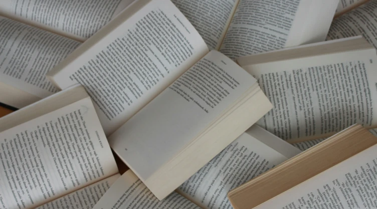 foto de varios libros abiertos.