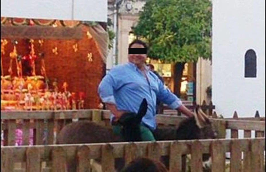 El hombre se subió al lomo de un burro que tenía sólo 5 meses de edad