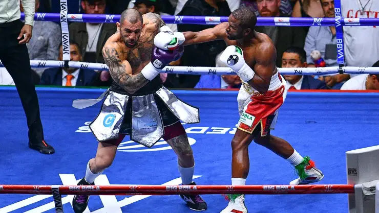 Fuerte golpe de Floyd Mayweather a John Gotti III