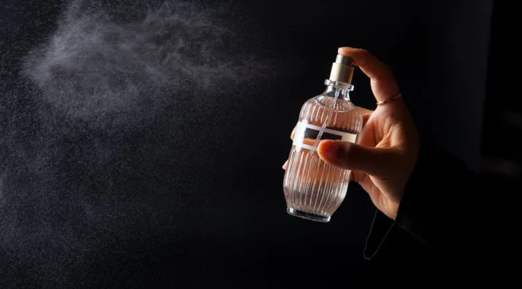 ¿Dónde debes aplicar tu perfume para que dure todo el día?