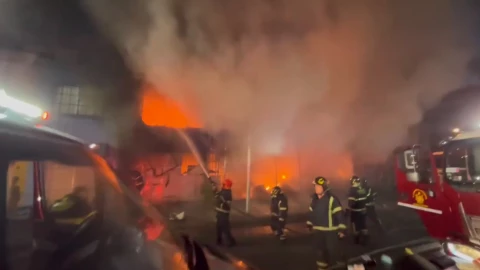 Fuerte incendio consume lote de autos en la GAM; llamas alcanzan 10 metros