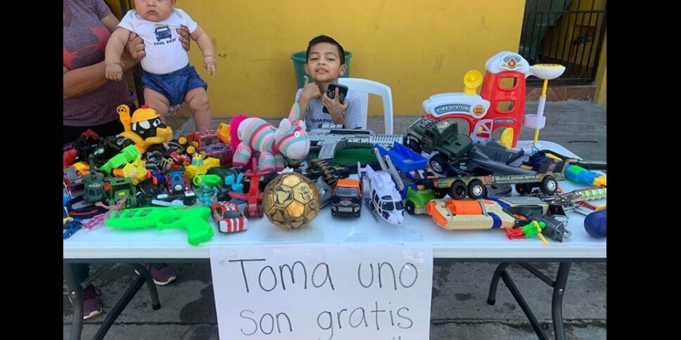 niño-regala-juguetes-navidad-tampico-tamaulipas.jpg