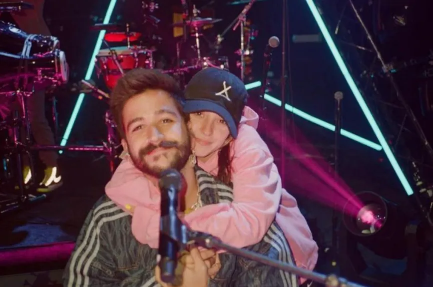 Camilo y Eva Luna Abrazados.jpg