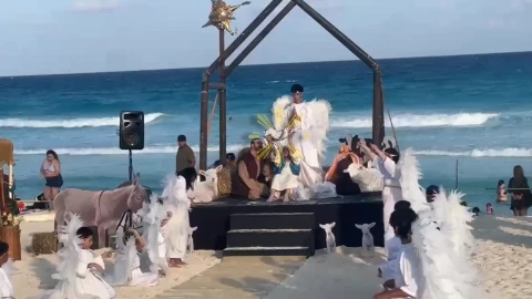 VIDEO_ ¡Frente al mar! Así se vivió la Historia de Navidad en Playa Delfines de Cancún.webp