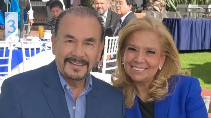 Alcalde de Atizapán pide votos para su esposa a cambio de programas sociales.