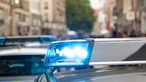 Incendian 3 vehículos frente a restaurante de comida china en Tijuana