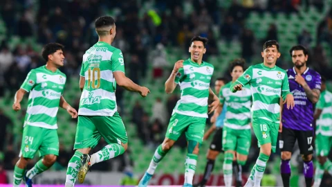 Jugadores de Santos celebran un gol