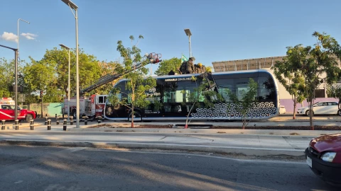 Pasó cerca del Centro de Mérida: Pasajeros de un Ie-Tram fueron EVACUADOS por la presencia de humo en la unidad; ¿Que pasó después?